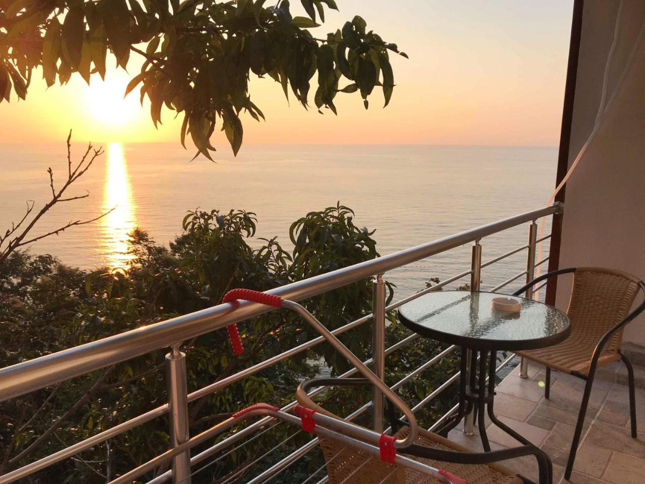 Albatross Kvariati Guest House Ngoại thất bức ảnh