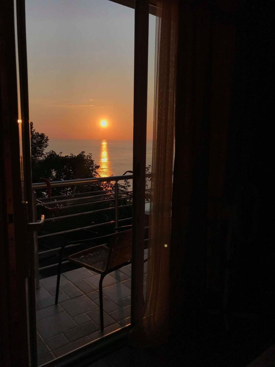 Albatross Kvariati Guest House Ngoại thất bức ảnh